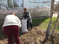 Сотрудники ДОУ проводят  работы по уборке, покраске территории