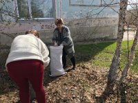 Сотрудники ДОУ проводят  работы по уборке, покраске территории